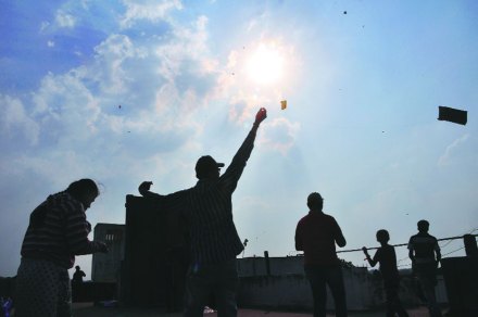 नाशिक शहरातील इमारतींच्या गच्चीवरून पतंग उडविण्यासाठी सहकुटुंब प्रयत्न करण्यात आले. (छाया - मयूर बारगजे) नाशिक शहरातील इमारतींच्या गच्चीवरून पतंग उडविण्यासाठी सहकुटुंब प्रयत्न करण्यात आले. (छाया - मयूर बारगजे)