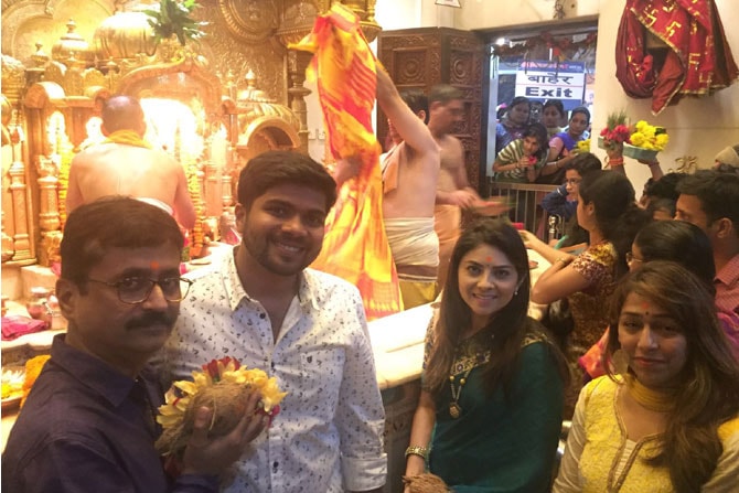 ‘पोश्टर गर्ल’चे सिध्दिविनायकाला साकडे ‘पोश्टर गर्ल’चे सिध्दिविनायकाला साकडे