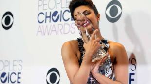 Priyanka Chopra Wins Peoples Choice Award,क्वांटिको’मधील भूमिकेसाठी प्रियांकाला ‘पीपल्स चॉईस अॅवॉर्ड