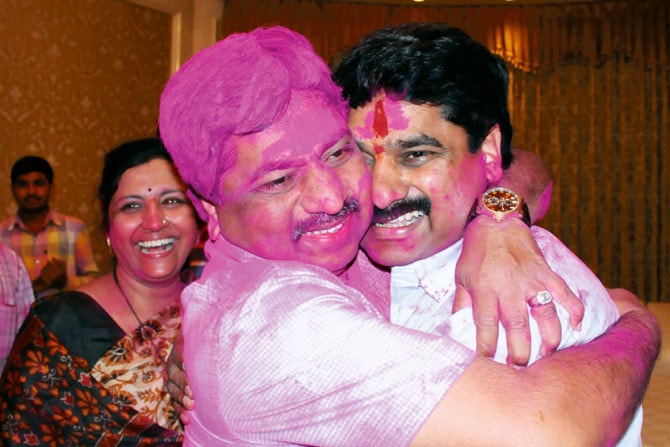 सतेज पाटील यांनी सोनिया गांधी यांची भेट घेतली सतेज पाटील यांनी सोनिया गांधी यांची भेट घेतली