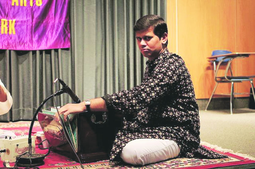 हार्मोनियमवादक आणि संगीतकार अनंत जोशी