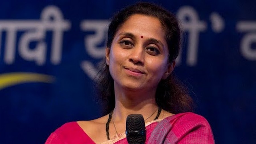 संसदेत आम्ही महिला खासदार साड्या, पार्लर आणि फॅशनचीही चर्चा करतो, असे वक्तव्य सुप्रिया सुळे यांनी नाशिकमधील युवती मेळ्याच्या उदघटनावेळी केले. संसदेत आम्ही महिला खासदार साड्या, पार्लर आणि फॅशनचीही चर्चा करतो, असे वक्तव्य सुप्रिया सुळे यांनी नाशिकमधील युवती मेळ्याच्या उदघटनावेळी केले.
