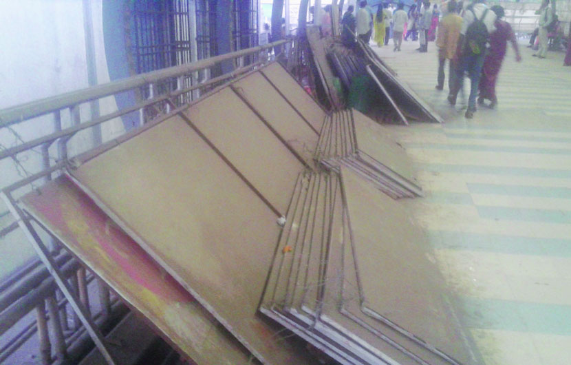 बदलापूर पूर्वेला स्कायवॉकवर कचऱ्याचे लोखंडी गंजलेले डबे बांधून ठेवण्यात आले आहेत. 