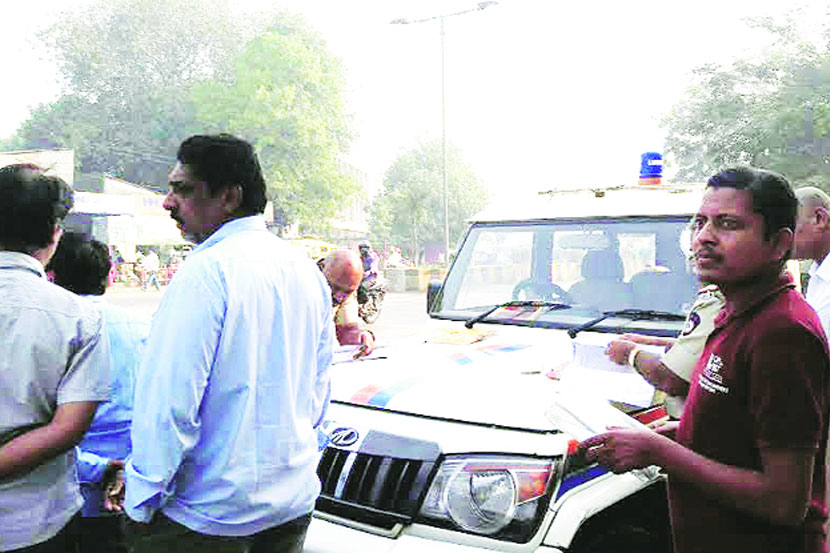 कल्याण उपप्रादेशिक परिवहन विभागातर्फे नियम मोडणाऱ्या वाहनचालकांवर कारवाई करण्यात आली. कल्याण उपप्रादेशिक परिवहन विभागातर्फे नियम मोडणाऱ्या वाहनचालकांवर कारवाई करण्यात आली.