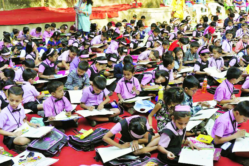 खुल्या चित्रकला स्पर्धेमध्ये ८०० विद्यार्थी सहभागी झाल्याने एकप्रकारचा विक्रम झाला आहे.