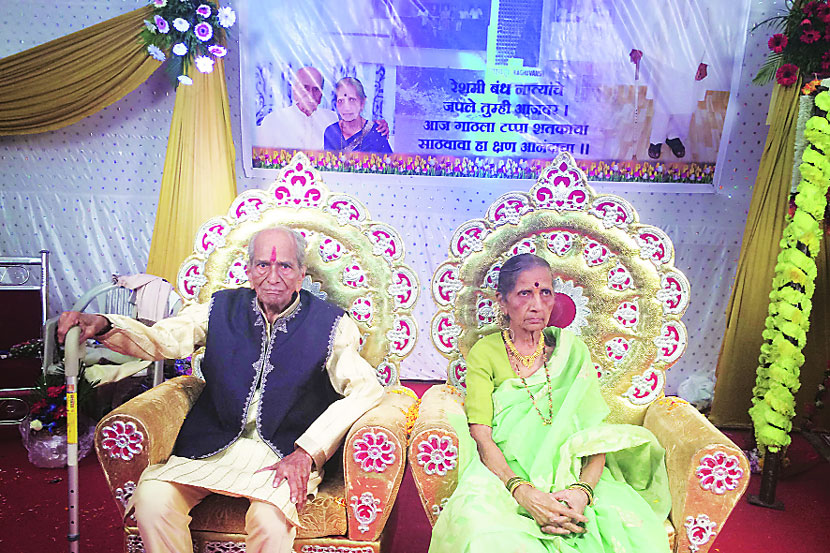 अप्पा टाकळकर दांपत्याची साखरेने तुला करण्यात आली.
