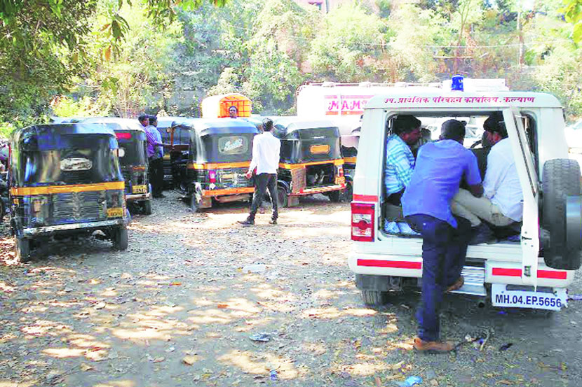 हतूक पोलिसांनी ठिकठिकाणी नाकाबंदी केल्याने ते या कारवाईत सापडले. हतूक पोलिसांनी ठिकठिकाणी नाकाबंदी केल्याने ते या कारवाईत सापडले.