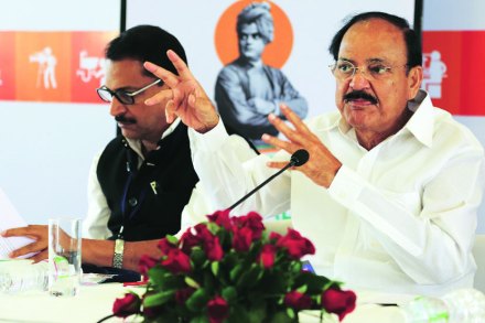 कौशल्यविकास आणि उद्यमशीलता विभागाचे राज्यमंत्री (स्वतंत्र कार्यभार) राजीव प्रताप रुडी आणि केंद्रीय नागरी विकासमंत्री व्यंकय्या नायडू मंगळवारी मुंबईत आयोजित पत्रकार परिषदेत.   
छाया : प्रशांत नाडकर   