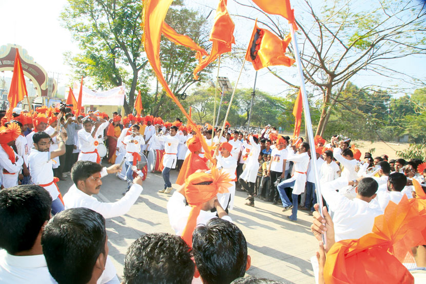 अभूतपूर्व रॅली काढून शिवरायांना अभिवादन