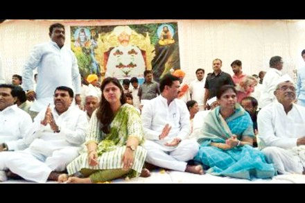 संतांचे विचार जिवंत ठेवण्याचे काम राजकारण्यांनी करावे- पंकजा मुंडे संतांचे विचार जिवंत ठेवण्याचे काम राजकारण्यांनी करावे- पंकजा मुंडे