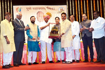 राजकारणात विरोधकांना शत्रू समजू नका- शरद पवार राजकारणात विरोधकांना शत्रू समजू नका- शरद पवार