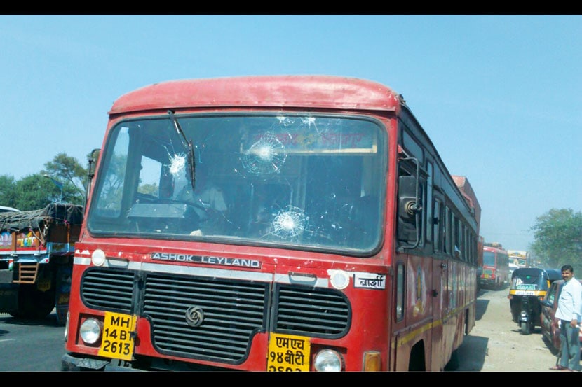 बीड शहरात समता परिषदेच्या कार्यकर्त्यांनी केलेल्या आंदोलनाच्या दरम्यान एस. टी. बसवर दगडफेक झाली. बीड शहरात समता परिषदेच्या कार्यकर्त्यांनी केलेल्या आंदोलनाच्या दरम्यान एस. टी. बसवर दगडफेक झाली.