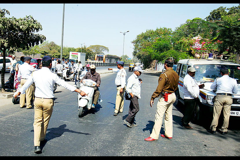 दुचाकीवर मागे बसणा-यासही हेल्मेट सक्ती लागू