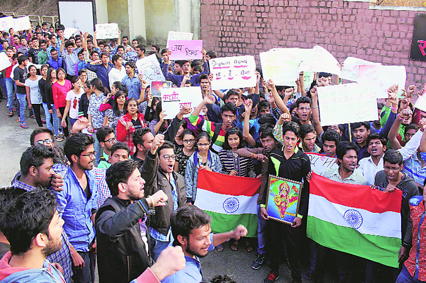 जवाहरलाल नेहरू विद्यापीठाच्या विद्यार्थी संघटनेचा अध्यक्ष कन्हैया कुमारच्या अटकेच्या निषेधार्थ विद्यापीठात विद्यार्थ्यांसह पत्रकार आणि शिक्षकांनीही आंदोलनात भाग घेतला. 