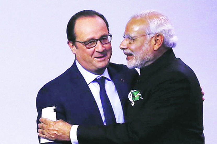 ‘मेक इन इंडिया’ च्या निमित्ताने आयोजित औद्योगिक प्रदर्शनातील टाटा समूहाच्या दालनास पंतप्रधान नरेंद्र मोदी व स्वीडनचे पंतप्रधान स्टीफन लॉफव्हेन यांनी शनिवारी आवर्जून भेट दिली व समूहाच्या विविध उत्पादनांची माहिती त्यांनी करून घेतली. केंद्रीय उद्योग व वाणिज्य राज्यमंत्री निर्मला सीतारामन, टाटा सन्सचे अध्यक्ष सायरस मिस्त्री यावेळी उपस्थित होते. ‘मेक इन इंडिया’ च्या निमित्ताने आयोजित औद्योगिक प्रदर्शनातील टाटा समूहाच्या दालनास पंतप्रधान नरेंद्र मोदी व स्वीडनचे पंतप्रधान स्टीफन लॉफव्हेन यांनी शनिवारी आवर्जून भेट दिली व समूहाच्या विविध उत्पादनांची माहिती त्यांनी करून घेतली. केंद्रीय उद्योग व वाणिज्य राज्यमंत्री निर्मला सीतारामन, टाटा सन्सचे अध्यक्ष सायरस मिस्त्री यावेळी उपस्थित होते.