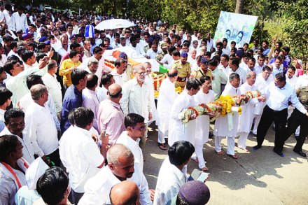 जळगाव येथील जैन हिल्स परिसरात भंवरलाल जैन यांच्या पार्थिवाची अंत्ययात्रा काढण्यात आली. जळगाव येथील जैन हिल्स परिसरात भंवरलाल जैन यांच्या पार्थिवाची अंत्ययात्रा काढण्यात आली.