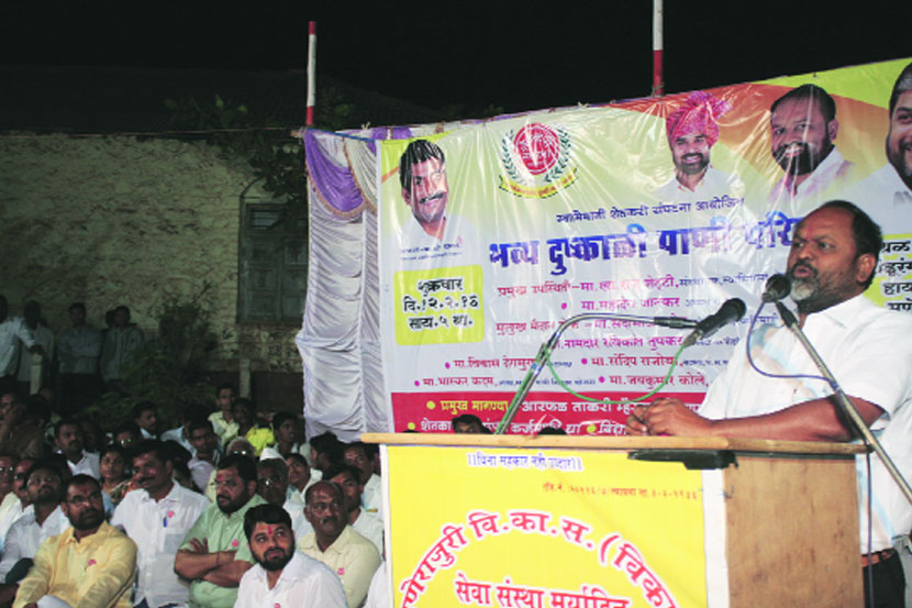 तासगाव तालुक्यातील मणेराजुरी येथे आयोजित पाणी परिषदेत बोलताना रासपचे अध्यक्ष महादेव जानकर, व्यासपीठावर खा. राजू शेट्टी, सदाभाऊ खोत, प्रवक्ते महेश खराडे आदी. (छाया-इम्रान मुल्ला)