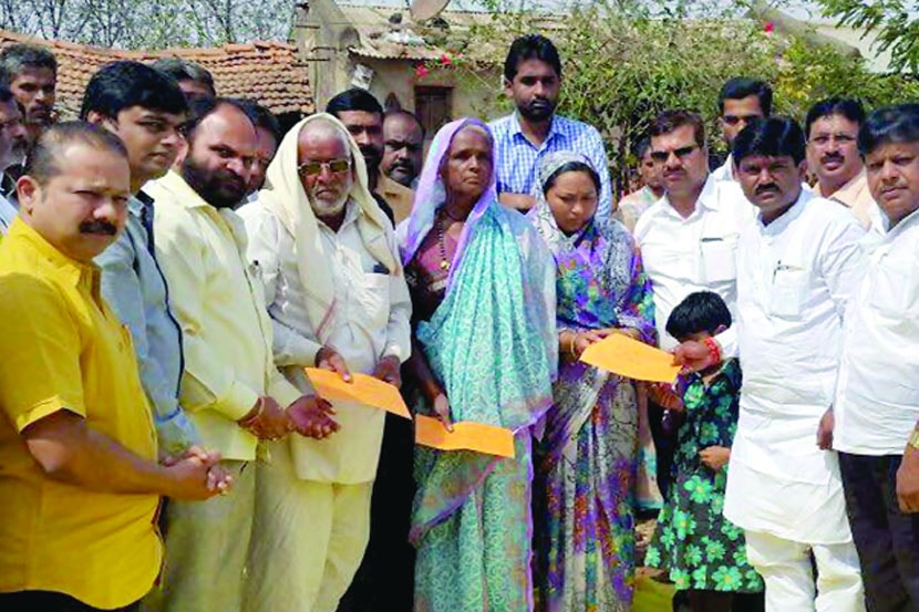 शहीद जवानाच्या कुटुंबीयांना शिवसेनेतर्फे पाच लाखांची मदत शहीद जवानाच्या कुटुंबीयांना शिवसेनेतर्फे पाच लाखांची मदत