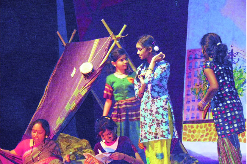 नाशिक येथील र. ज. चौहान (बिटको) गर्ल्स हायस्कूलच्या पारितोषिकविजेत्या ‘परिवर्तन’ या एकांकिकेतील एक दृश्य नाशिक येथील र. ज. चौहान (बिटको) गर्ल्स हायस्कूलच्या पारितोषिकविजेत्या ‘परिवर्तन’ या एकांकिकेतील एक दृश्य