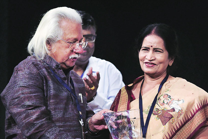 मुंबईतील एलआयसी ‘गेटवे लिटफेस्ट’ महोत्सवात शनिवारी ज्ञानपीठ पुरस्कार विजेत्या प्रतिभा रे यांचा सत्कार चित्रपट निर्माते अदूर गोपालकृष्णन यांच्या हस्ते करण्यात आला. मुंबईतील एलआयसी ‘गेटवे लिटफेस्ट’ महोत्सवात शनिवारी ज्ञानपीठ पुरस्कार विजेत्या प्रतिभा रे यांचा सत्कार चित्रपट निर्माते अदूर गोपालकृष्णन यांच्या हस्ते करण्यात आला.
