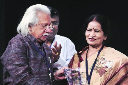मुंबईतील एलआयसी ‘गेटवे लिटफेस्ट’ महोत्सवात शनिवारी ज्ञानपीठ पुरस्कार विजेत्या प्रतिभा रे यांचा सत्कार चित्रपट निर्माते अदूर गोपालकृष्णन यांच्या हस्ते करण्यात आला. 
