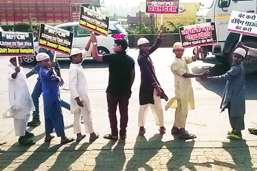   देवनार येथील कचराभूमी हलविण्यात यावी या मागणीकडे लक्ष वेधण्यासाठी गोवंडी आणि चेंबूरच्या रहिवाशांनी सोमवारी दुपारी जी. एम. मार्गावर मानवी साखळी गुंफली होती. (छाया - वसंत प्रभू) 