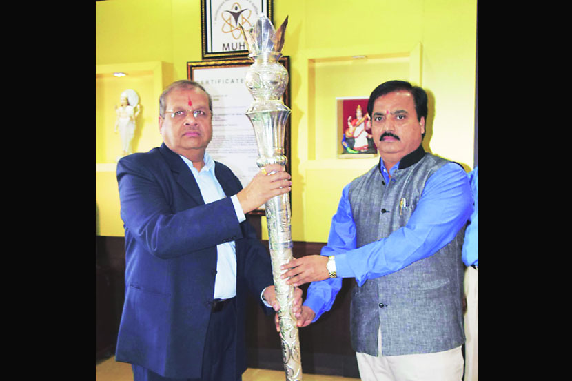 नाशिक येथे आरोग्य विद्यापीठाचा पदभार स्वीकारताना कुलगुरू डॉ. दिलीप म्हैसेकर. 