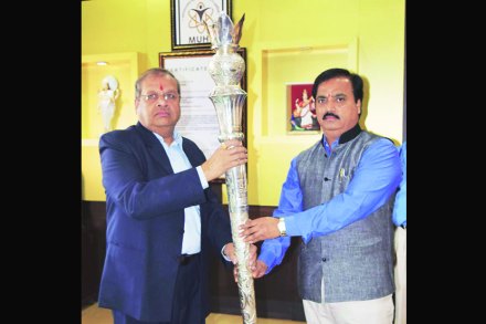 नाशिक येथे आरोग्य विद्यापीठाचा पदभार स्वीकारताना कुलगुरू डॉ. दिलीप म्हैसेकर. 