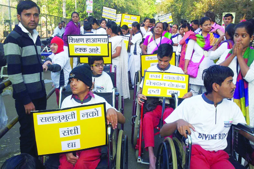 नाशिक सायकलिस्टच्या वतीने आयोजित डिव्हाइन सायकल रॅलीमध्ये सामील अंध व अपंग विद्यार्थी. नाशिक सायकलिस्टच्या वतीने आयोजित डिव्हाइन सायकल रॅलीमध्ये सामील अंध व अपंग विद्यार्थी.