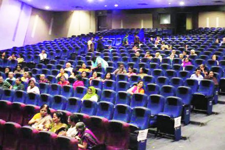 ठाणेदारांची नाटय़कौतिके ठाणेदारांची नाटय़कौतिके