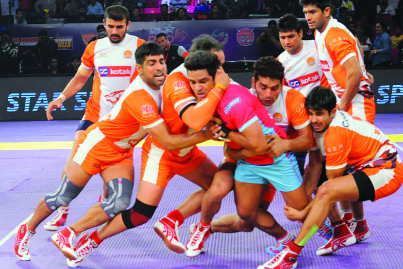 पुण्याच्या पकडीत जयपूर पँथर्स अडकले