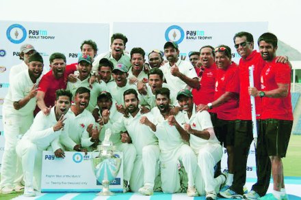 विक्रमी ४१व्या रणजी विजेतेपदाला गवसणी घालणारा मुंबईचा संघ.