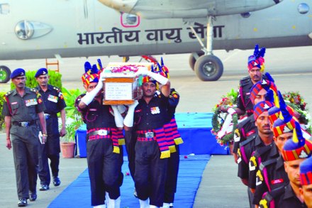हवाई दलाच्या विशेष विमानाने ओझर विमानतळावर शहीद जवान शंकर शिंदे यांचे पार्थिव आणल्यानंतर मानवंदनेसाठी नेताना जवान (छाया- मयूर बारगजे) हवाई दलाच्या विशेष विमानाने ओझर विमानतळावर शहीद जवान शंकर शिंदे यांचे पार्थिव आणल्यानंतर मानवंदनेसाठी नेताना जवान (छाया- मयूर बारगजे)