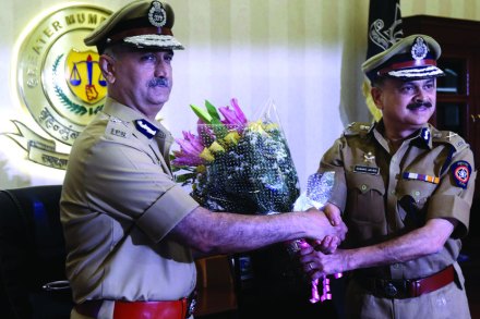 अहमद जावेद यांच्याकडून दत्ता पडसलगीकर यांनी रविवारी मुंबईच्या पोलीस आयुक्तपदाची सूत्रे स्वीकारली. (छाया-प्रदीप दास
