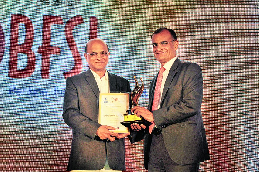 मुंबईतील बीएफएसआय पुरस्कार वितरण सोहळ्यात एडेल्वाइज समूहाचे अध्यक्ष व मुख्याधिकारी रशेस शाह यांच्या हस्ते पुरस्कार स्वीकारताना अपना बँकेचे अध्यक्ष दत्ताराम चाळके.