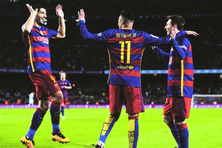 बार्सिलोनाच्या विजयानंतर आनंद व्यक्त करताना लुईस सुआरेझ, नेयमार आणि लिओनेल मेस्सी बार्सिलोनाच्या विजयानंतर आनंद व्यक्त करताना लुईस सुआरेझ, नेयमार आणि लिओनेल मेस्सी