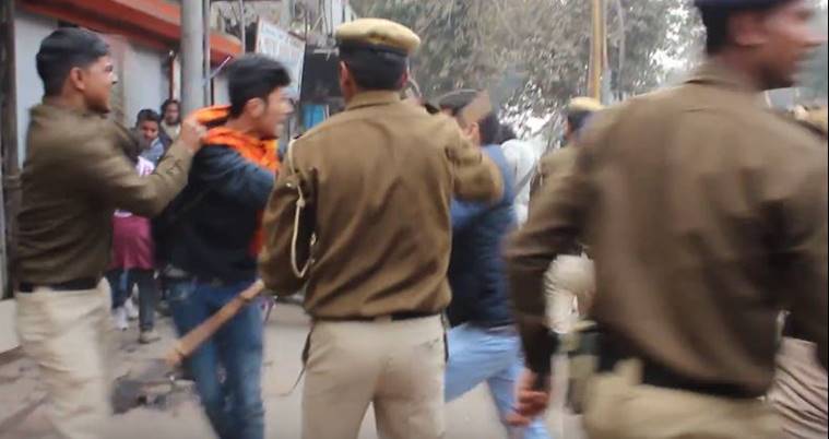 निदर्शकांना निर्दयपणे मारहाण करण्यात आली निदर्शकांना निर्दयपणे मारहाण करण्यात आली