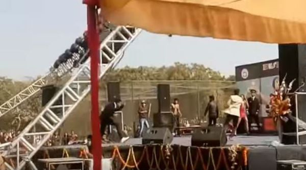 Accident at DU fashion show Light stand crashes, mishap, Loksatta, Loksatta news, Marathi, Marathi news