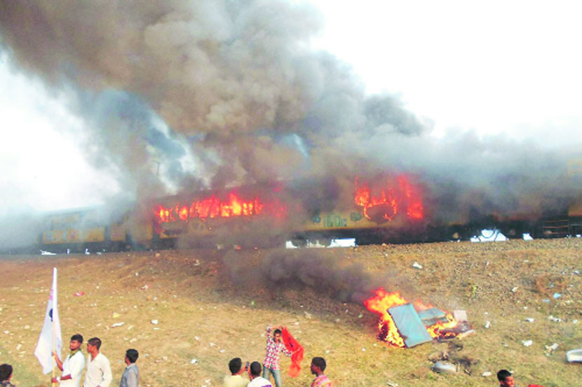 आंध्र प्रदेशात कापू समाजाचा मागासवर्गीयात समावेश करावा या मागणीसाठी आंदोलकांनी पूर्व गोदावरी जिल्ह्य़ात तुनी रेल्वे स्थानकानजीक रत्नांचल एक्सप्रेसचे डबे पेटवले.
