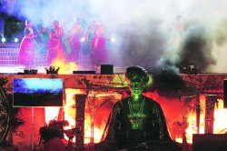 वाजले की बारा..