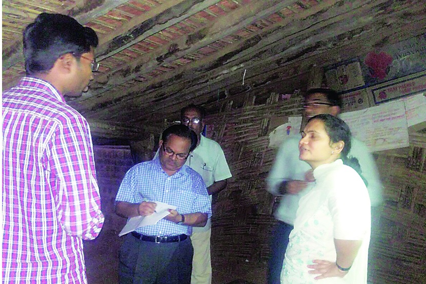 तळोदा प्रकल्पातील आश्रमशाळेतील विद्यार्थ्यांचे म्हणणे ऐकताना आयुक्त सोनाली पोंक्षे. समवेत अप्पर आयुक्त अशोक लोखंडे