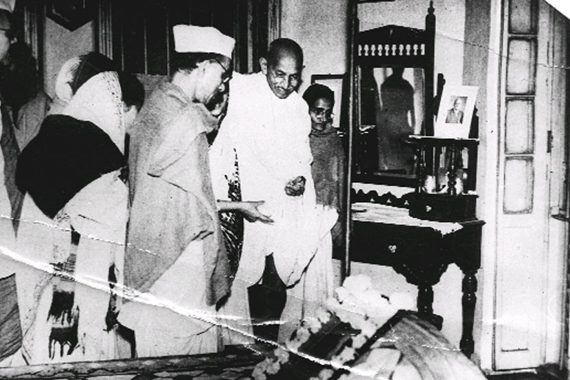 महात्मा गांधी यांनी कोलकात्याच्या ‘बोस संग्रहालया’ला भेट दिली होती, तेव्हाचे हे छायाचित्र या संग्रहालयाकडून ‘एक्स्प्रेस संग्रहा’चा भाग बनले.