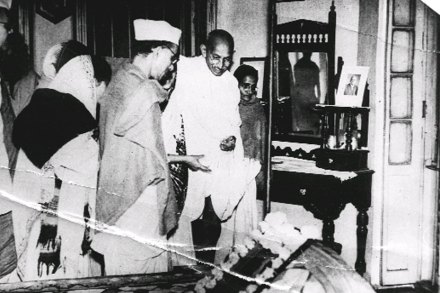 महात्मा गांधी यांनी कोलकात्याच्या ‘बोस संग्रहालया’ला भेट दिली होती, तेव्हाचे हे छायाचित्र या संग्रहालयाकडून ‘एक्स्प्रेस संग्रहा’चा भाग बनले.