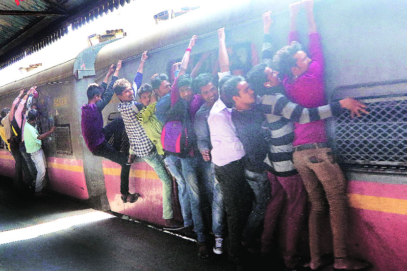 हार्बर मार्गावरील ब्लॉकमुळे प्रवाशांना फटका हार्बर मार्गावरील ब्लॉकमुळे प्रवाशांना फटका
