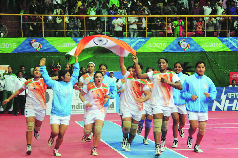 जेतेपद पटकावल्यानंतर महिला कबड्डी संघाच्या खेळाडूंनी तिरंगा फडकवत मैदानावर फेरी मारली.   जेतेपद पटकावल्यानंतर महिला कबड्डी संघाच्या खेळाडूंनी तिरंगा फडकवत मैदानावर फेरी मारली.