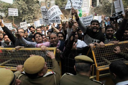 बिहारचा रहिवासी असलेल्या कुमार याच्या अटकेचा निषेध करण्यासाठी भाकपची विद्यार्थी शाखा असलेली एआयएसएफ संघटना व राजदची युवक शाखा यांचे कार्यकर्ते पाटण्यातील भाजप कार्यालयावर चालून गेले.