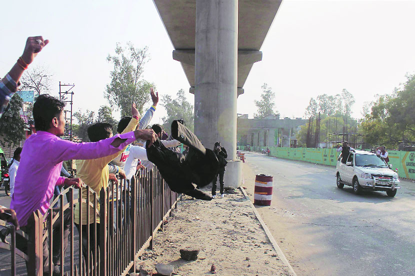 भारतीय जनता युवा मोर्चाच्या कार्यकर्त्यांनी गुरुवारी लखनौमध्ये काँग्रेस उपाध्यक्ष राहुल गांधी यांनी काळे झेंडे दाखवले.