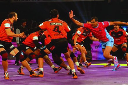 पिंक पँथर्सच्या सोनू नरवालची यशस्वी चढाई पिंक पँथर्सच्या सोनू नरवालची यशस्वी चढाई