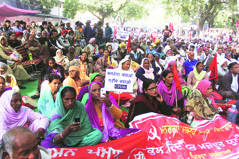 डाव्या पक्षांनी ‘मनरेगा’ बंद होऊ नये, यासाठी नोव्हेंबर २०१४ मध्ये राजधानीत धरणेही धरले होते