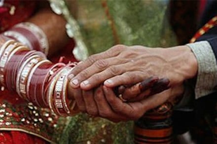 महिलेच्या एका पतीने पोलिसांकडे तक्रार दाखल केल्यावर आणखी दोघे जणही तक्रारीसाठी पुढे आले आहेत. महिलेच्या एका पतीने पोलिसांकडे तक्रार दाखल केल्यावर आणखी दोघे जणही तक्रारीसाठी पुढे आले आहेत.